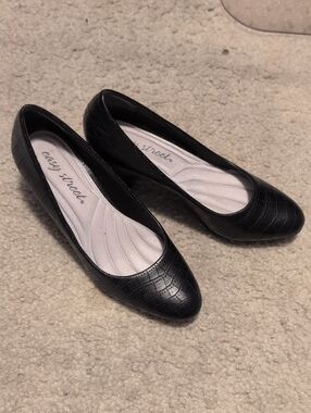 Easy Street Size 5 Black Croc-Embossed Heels